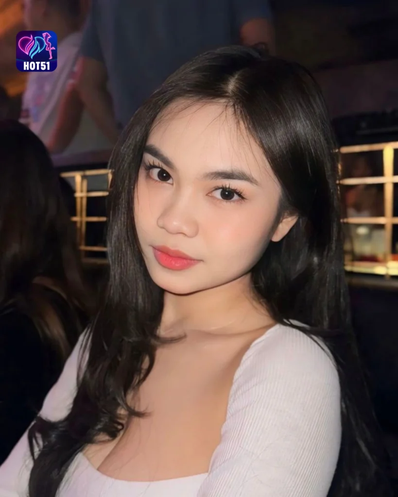 Ayu Azhari’s Stunning Photos on HOT51 Explore Now!