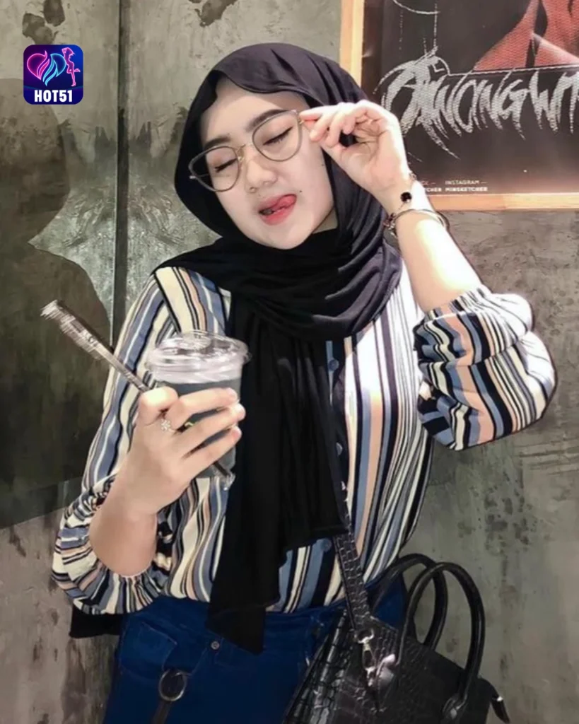 Discover Novi Herlina's Stunning Photos on HOT51