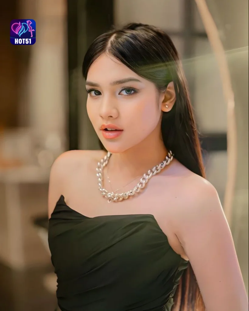 Explore Beautiful Photos of Jenny Tan on HOT51