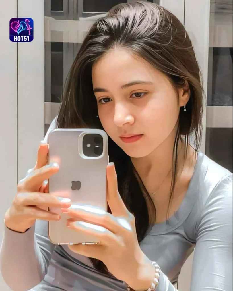 Stunning Devi Permatasari Photos on HOT51 App