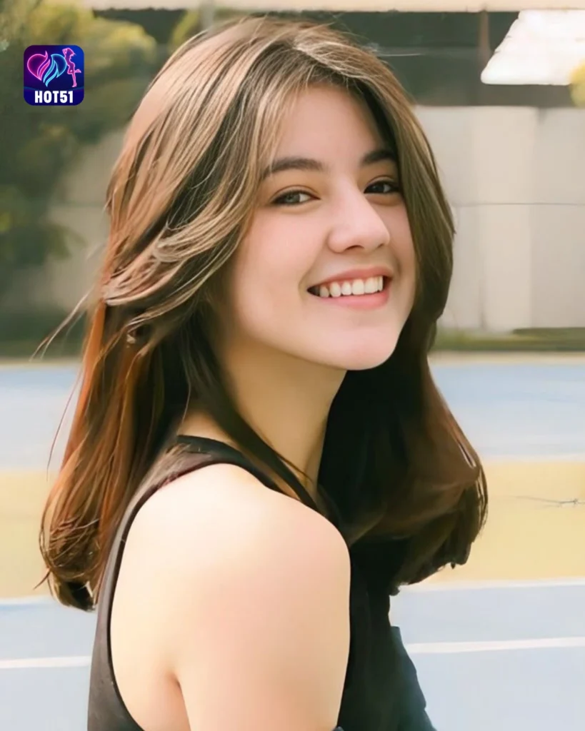 Stunning Sandra Dewi Photos on HOT51