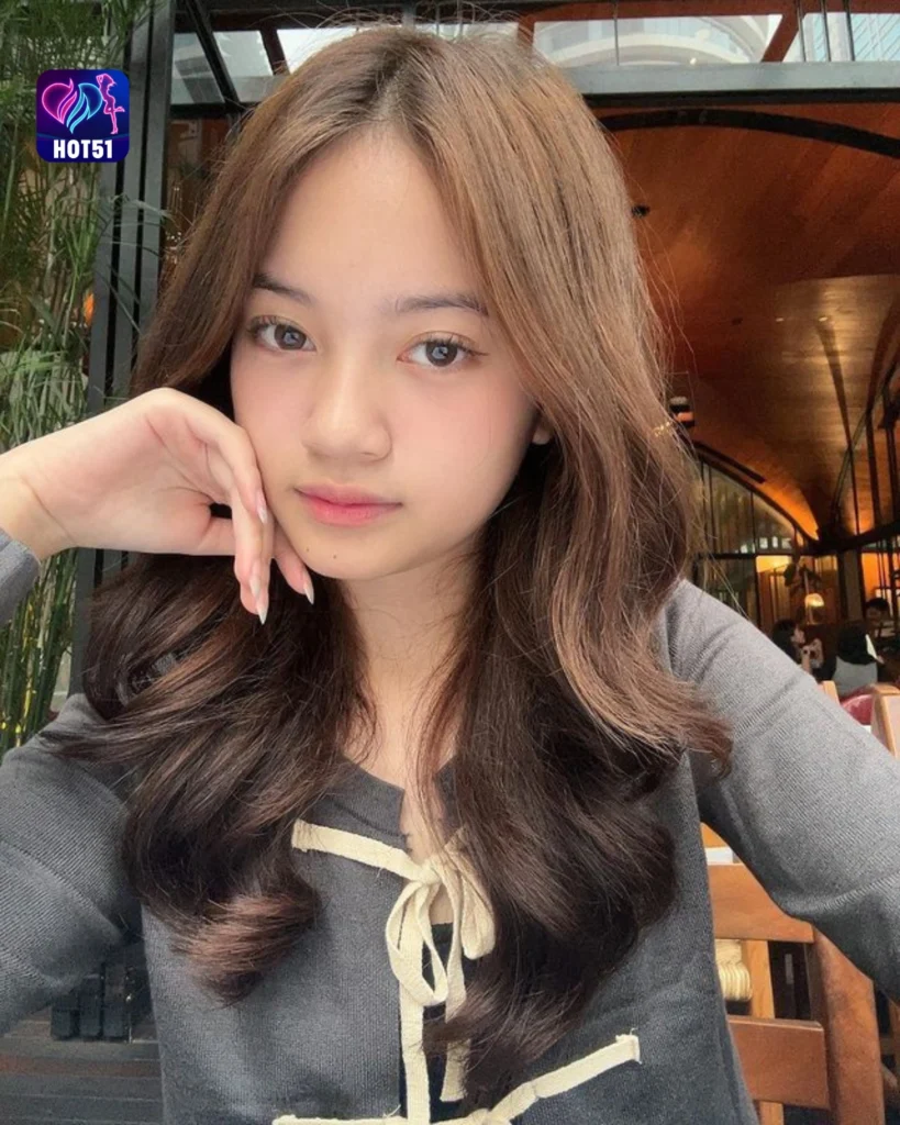 Stunning Sarah Azhari Photos on HOT51 App