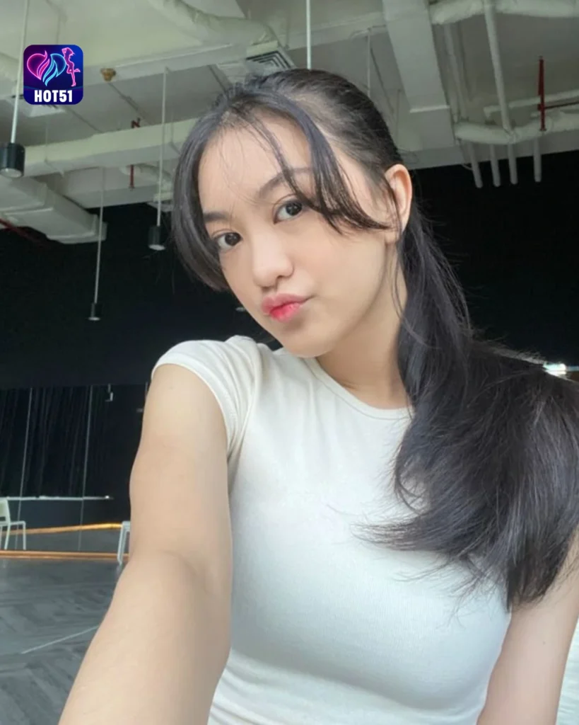 Explore Beautiful Chelsea Islan Photos on HOT51