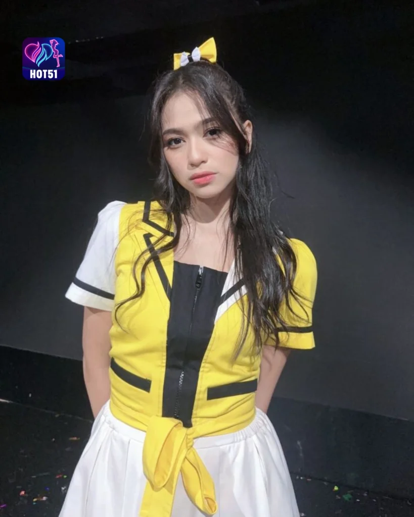 Stunning Elvy Sukaesih Photos on HOT51 App