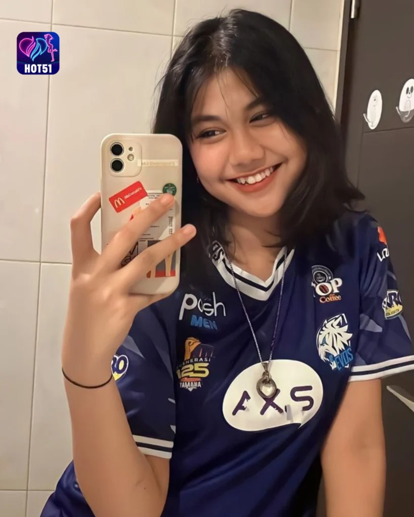 Stunning Elvy Sukaesih Photos on HOT51 App